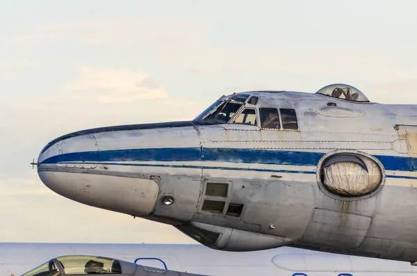 古い飛行機の鼻のビュー、空港に駐機しています。 — ストック写真