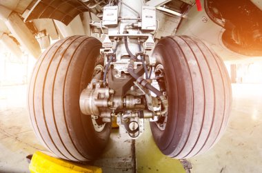 İniş takımları uçağın içinde hangar kasa lastik yakın çekim