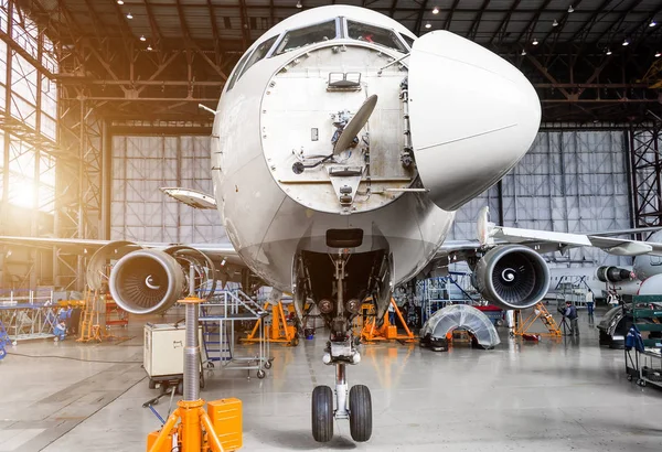 Aeronave no hangar na verificação C — Fotografia de Stock