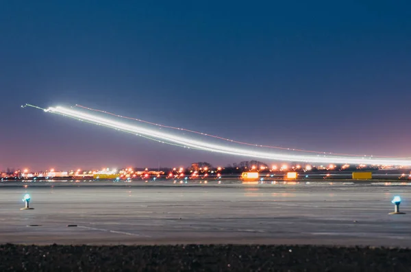 Lampki nocne, utwory światła w ruchu statków powietrznych na długich ekspozycji — Zdjęcie stockowe
