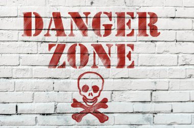 Tehlike bürokrasi uyarı önünde beyaz bir duvar üzerinde