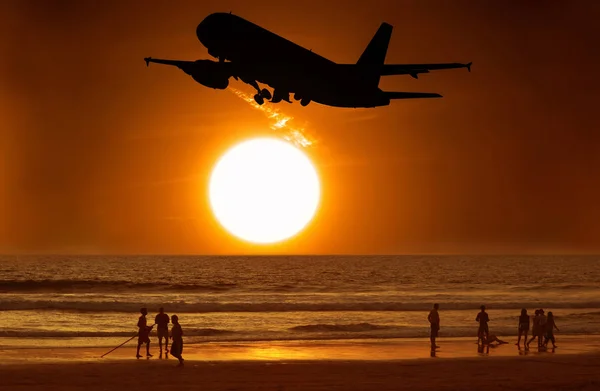 Vzlet Letadla Západ Slunce Lidé Pláži — Stock fotografie