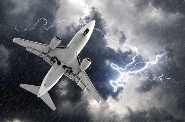 Kötü hava fırtına kasırga yağmur llightning greve açılış Havaalanı'nda uçak yaklaşım — Stok fotoğraf