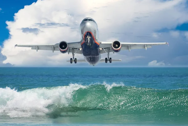 Встановлює лайнера пасажира на землю вище пляжі і бірюзове хвилі Індійського океану — стокове фото