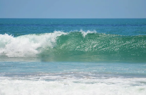 Turquoise, groene golven van de Indische Oceaan op het strand. — Stockfoto