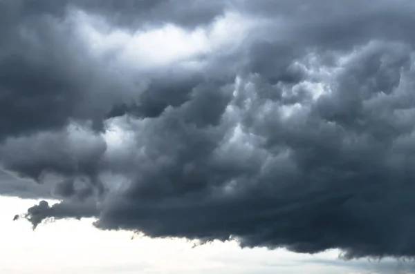 恶劣天气 雷暴云边缘的灰色纹理风暴云 — 图库照片