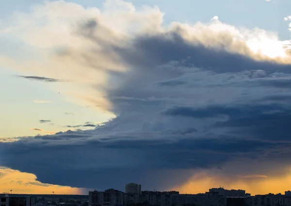 Burzliwy supercell Pogoda nad miastem o zachodzie słońca. — Zdjęcie stockowe