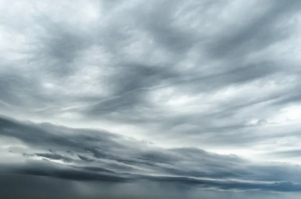 Cielo gris texturizado antes de la tormenta de lluvia con mal tiempo . — Foto de Stock