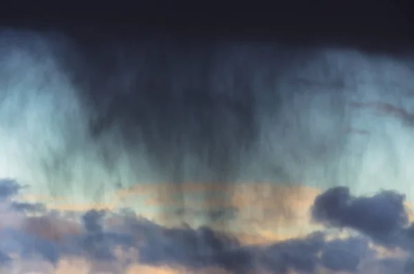 Tło obrazu z pochmurnego nieba piorun i deszcz. — Zdjęcie stockowe
