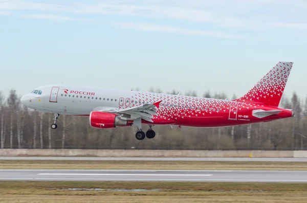 Airbus a320 Rossiya airlines, flygplatsen Pulkovo, Ryssland Saint-Petersburg maj 2017. — Stockfoto