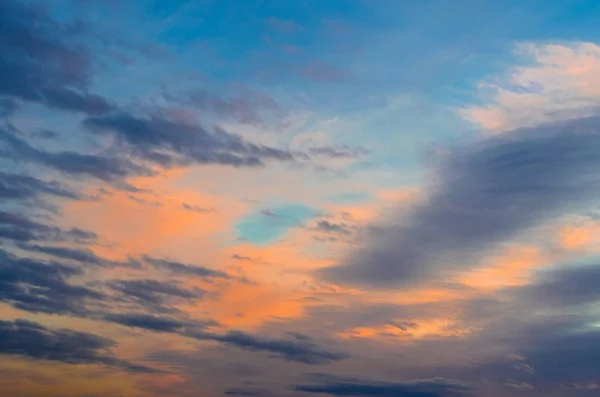 Bulutlar gökyüzü günbatımı bulutlar türleri akşam. — Stok fotoğraf