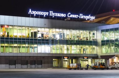 Havalimanı Dışhatlar teminali gece manzarası. Rusya, Saint-Petersburg Nisan 2017.