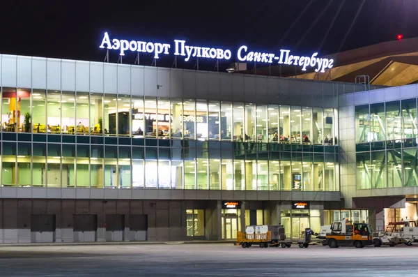 Havalimanı Dışhatlar teminali gece manzarası. Rusya, Saint-Petersburg Nisan 2017.