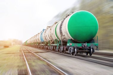 Yük treni petrol-yükleme, Akaryakıt, yakıt tankları hareket halinde geçen.