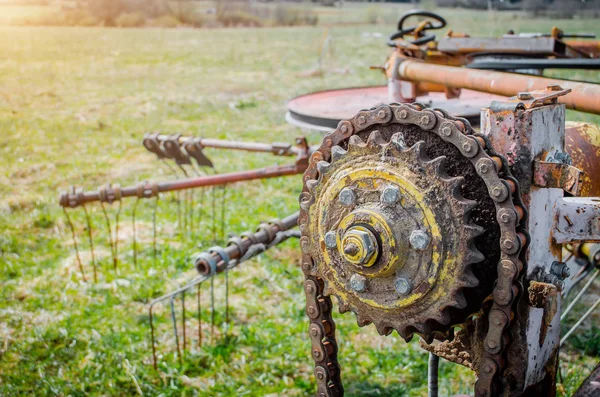 農村地域における農業機械の一部の古いさびた種. — ストック写真