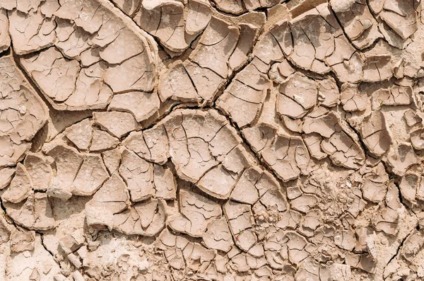 Tierra seca en el desierto, lodo seco de agua evaporada . — Foto de Stock