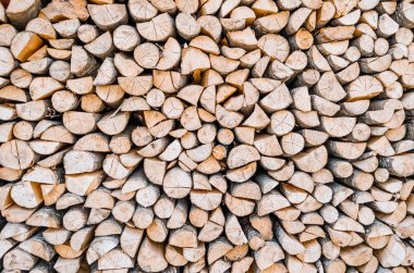 Doku yakacak odun ağaç kabuğu kurulu. Ahşap arka plan.