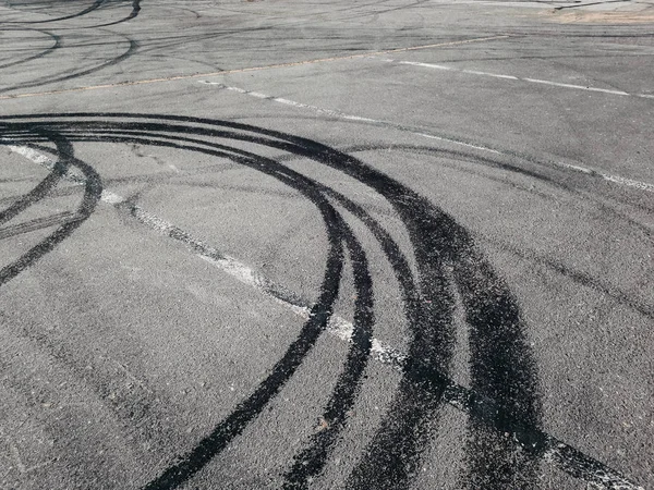 タイヤのトラックと抽象的な道路の背景. — ストック写真