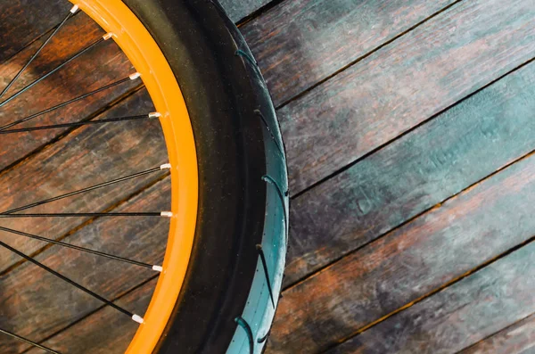 Rad Eines Stylischen Fahrrades Mit Orangefarbener Felge Und Gummireifen Abdeckung — Stockfoto