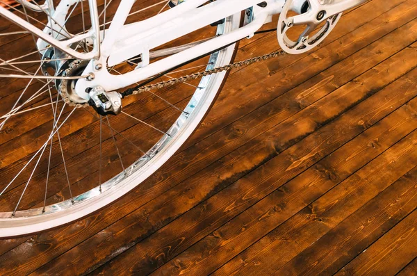 Das Rad Eines Stylischen Fahrrades Mit Weißer Felge Und Braunem — Stockfoto
