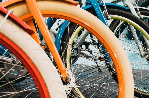 Bunte Fahrradräder in einer Reihe, Nahaufnahme. — Stockfoto