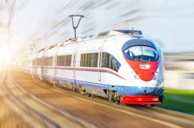 Avrupa'da tren yoluyla acele yüksek hızlı yolcu treni.
