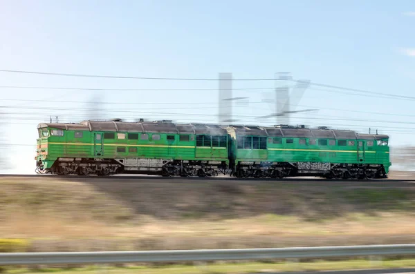 Train double locomotive, manèges verts à la vitesse par rail . — Photo