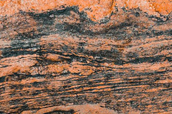 Хвиляста текстура гранітного каменю червоний відтінок і темні смуги . — стокове фото