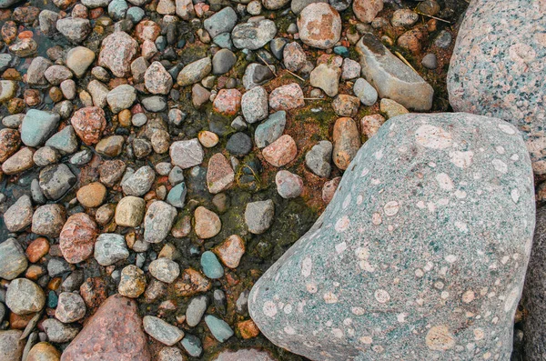 Nagy és a kis kövek a parton az öböl. — Stock Fotó
