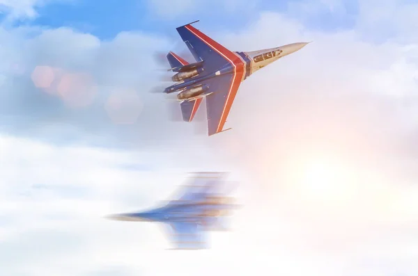 2 つの戦闘機は高速で空で会う — ストック写真