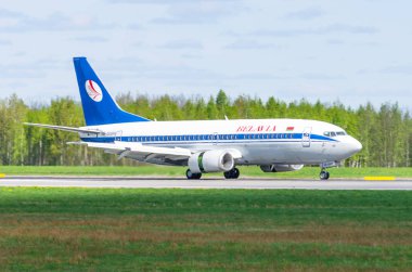 Boeing 737 Belavia hava yolları, Havaalanı Pulkovo, Rusya Saint-Petersburg Mayıs 2017.