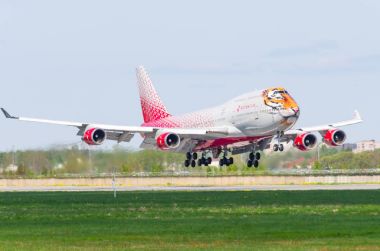 Boeing 747 Rossiya Havayolları kaplan uçuş, Havaalanı Pulkovo, Rusya Saint-Petersburg Mayıs 2017.