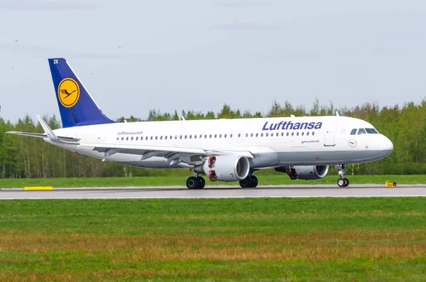 Airbus a320 Lufthansa, flygplatsen Pulkovo, Ryssland Saint-Petersburg maj 2017. — Stockfoto