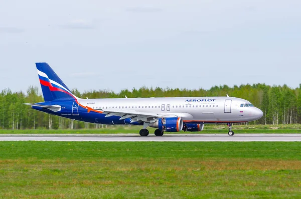 Airbus a320 Aeroflot, aeropuerto Pulkovo, Rusia San Petersburgo mayo 2017 . — Foto de Stock
