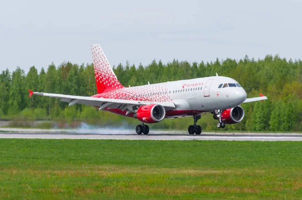 Airbus a319 Rossiya airlines, Lotnisko Petersburg-Pułkowo, Rosja Sankt Petersburg maja 2017. — Zdjęcie stockowe