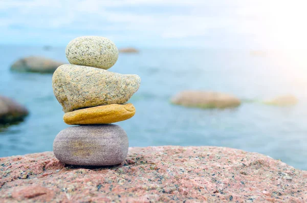 Piramit taş büyük taş plaj ve su üzerinde.