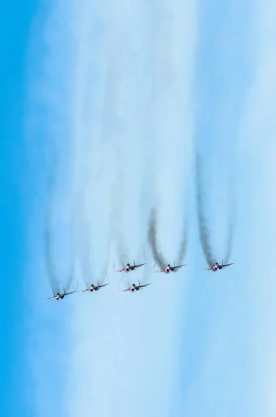 Skupina bojových stíhaček na obloze s nádechem černého kouře. — Stock fotografie