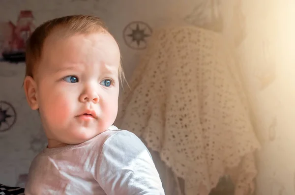 Thoughtful look of a small child looking out the window. — Stock Photo, Image