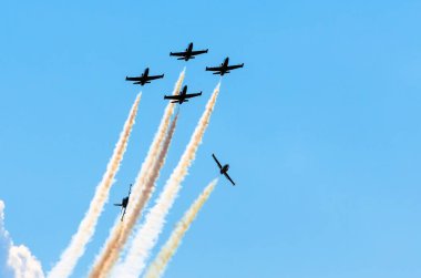 Arka plan gökyüzü ve güneş uçak savaş uçağı duman.