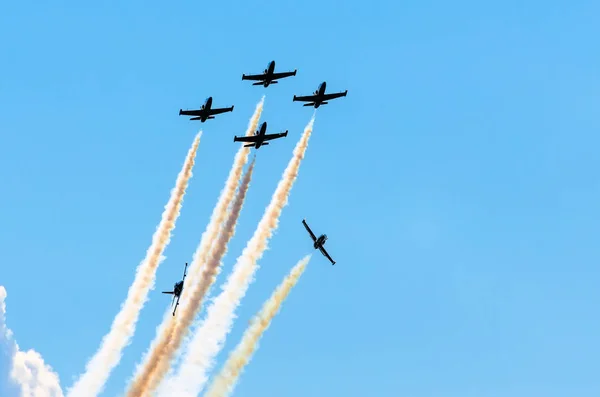 Aviones cazas fuman el fondo del cielo y el sol . —  Fotos de Stock