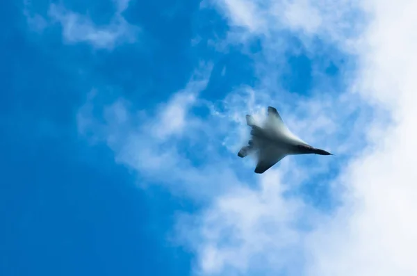 Un combatiente militar en lo alto del cielo, penetrantes nubes de vapor se rompe . —  Fotos de Stock