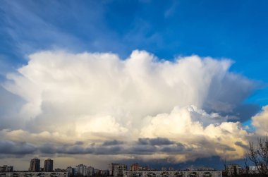 Akşam şehrin üzerinde büyük cumulonimbus bulut.