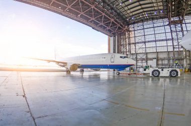 Roll-dışında uçak hangarı onarımı sonrası bir aerodrome traktör tarafından.