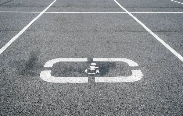 Estacionamento para carros, lugares para deficientes, sinal no asfalto . — Fotografia de Stock