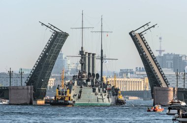 Kruvazör Aurora Palace köprünün altından geçirilmesi. Rusya Saint-Petersburg, Eylül 2014.