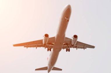 Aşağıdan, iniş yaklaşan uçak görünümü.