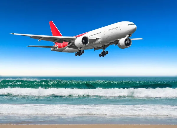 Samolot leciał nad niesamowity krajobraz ocean z tropikalnej wyspie, cele podróży. — Zdjęcie stockowe
