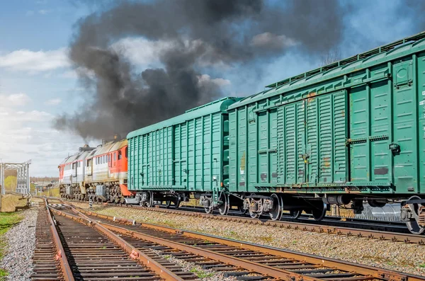 Tren de mercancías salida de Starion con humo negro . — Foto de Stock