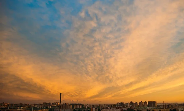 Pomarańczowy Zachód Słońca Teksturą Chmury Nad Miastem — Zdjęcie stockowe