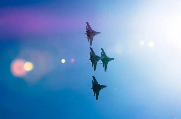 太陽の高さに飛ぶ戦闘機 — ストック写真